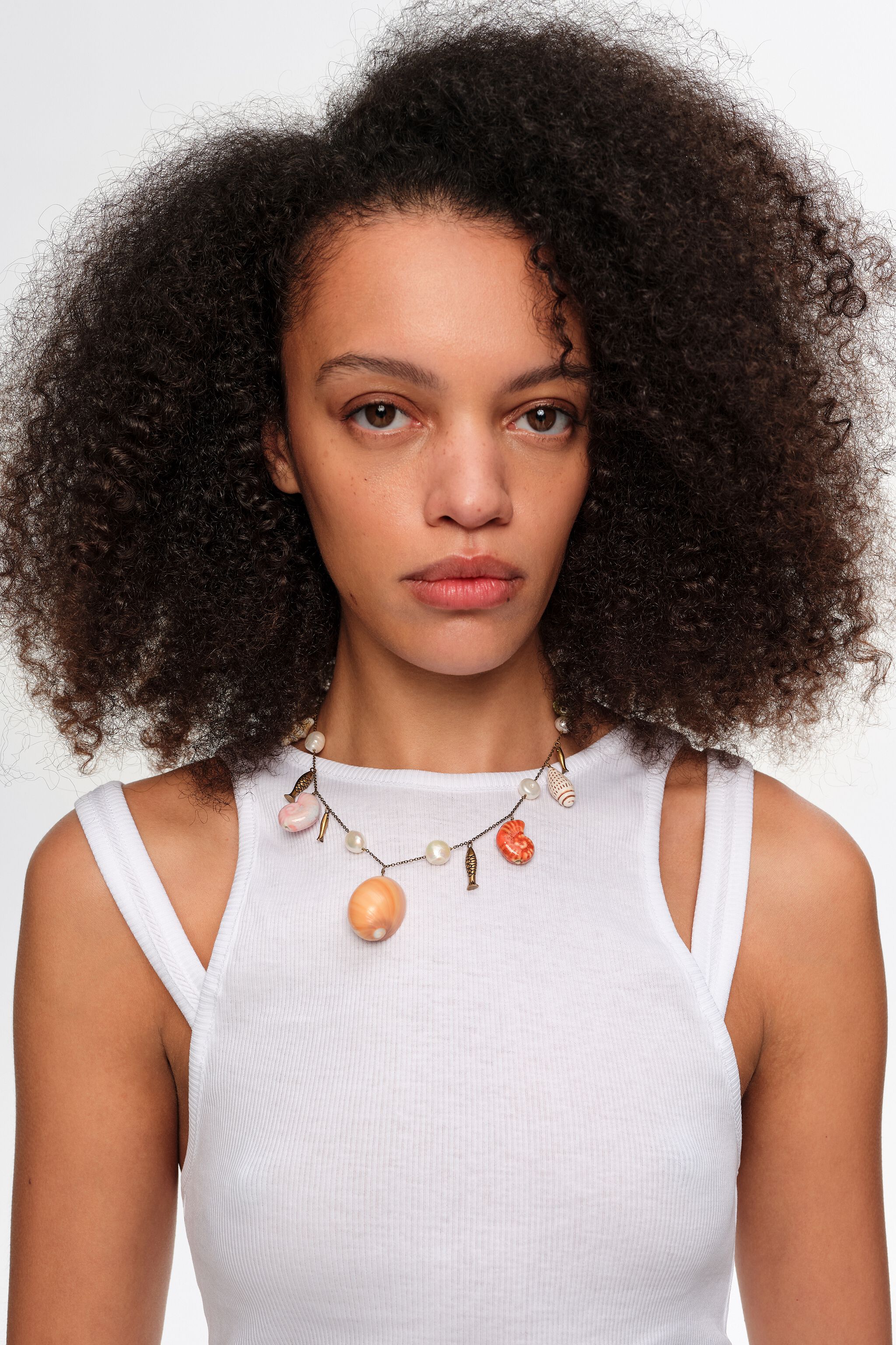 Collar de oro envejecido con pez y conchas