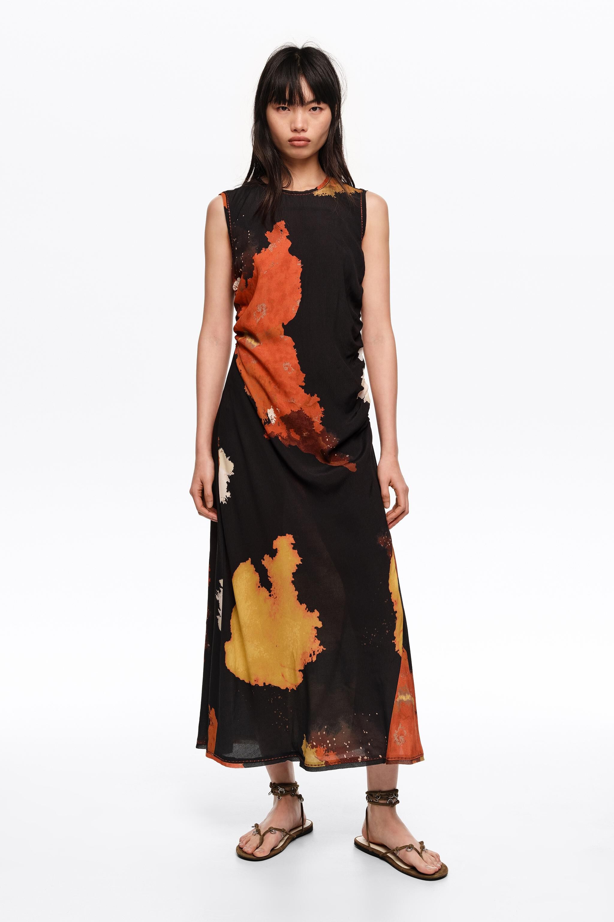 Vestido midi con escote en forma de U negro con flecos