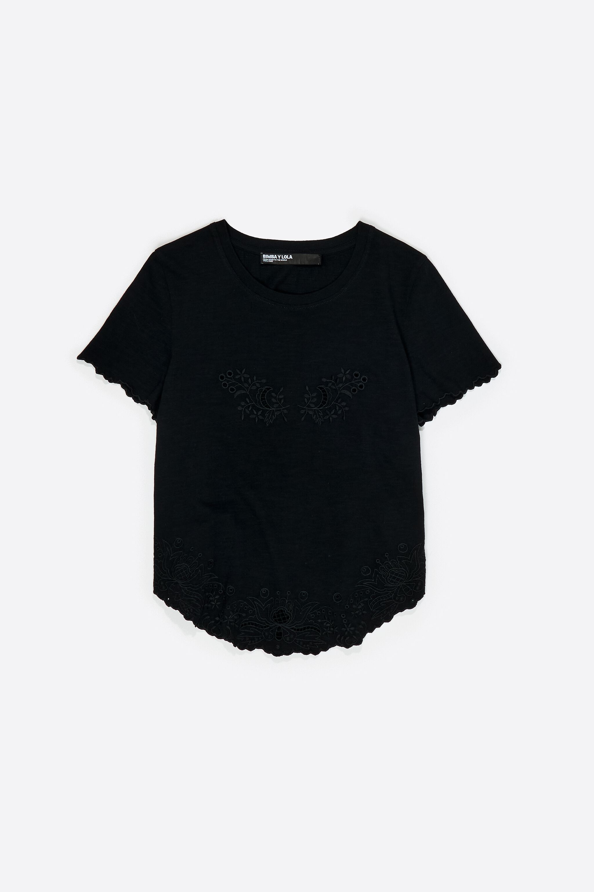 Camiseta negra con bordado