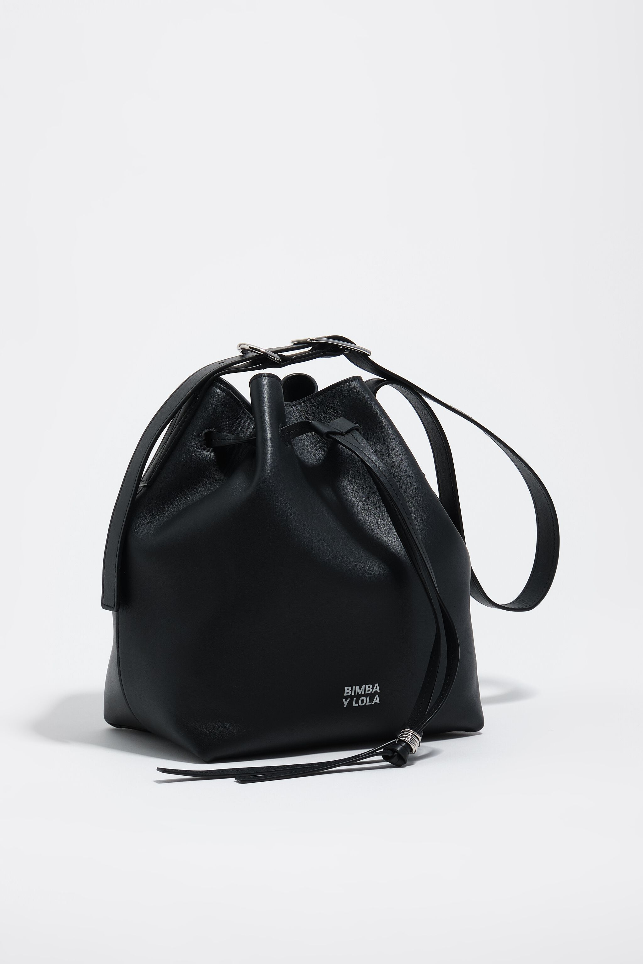Bolso bandolera de cuero grande en tono grafito oscuro
