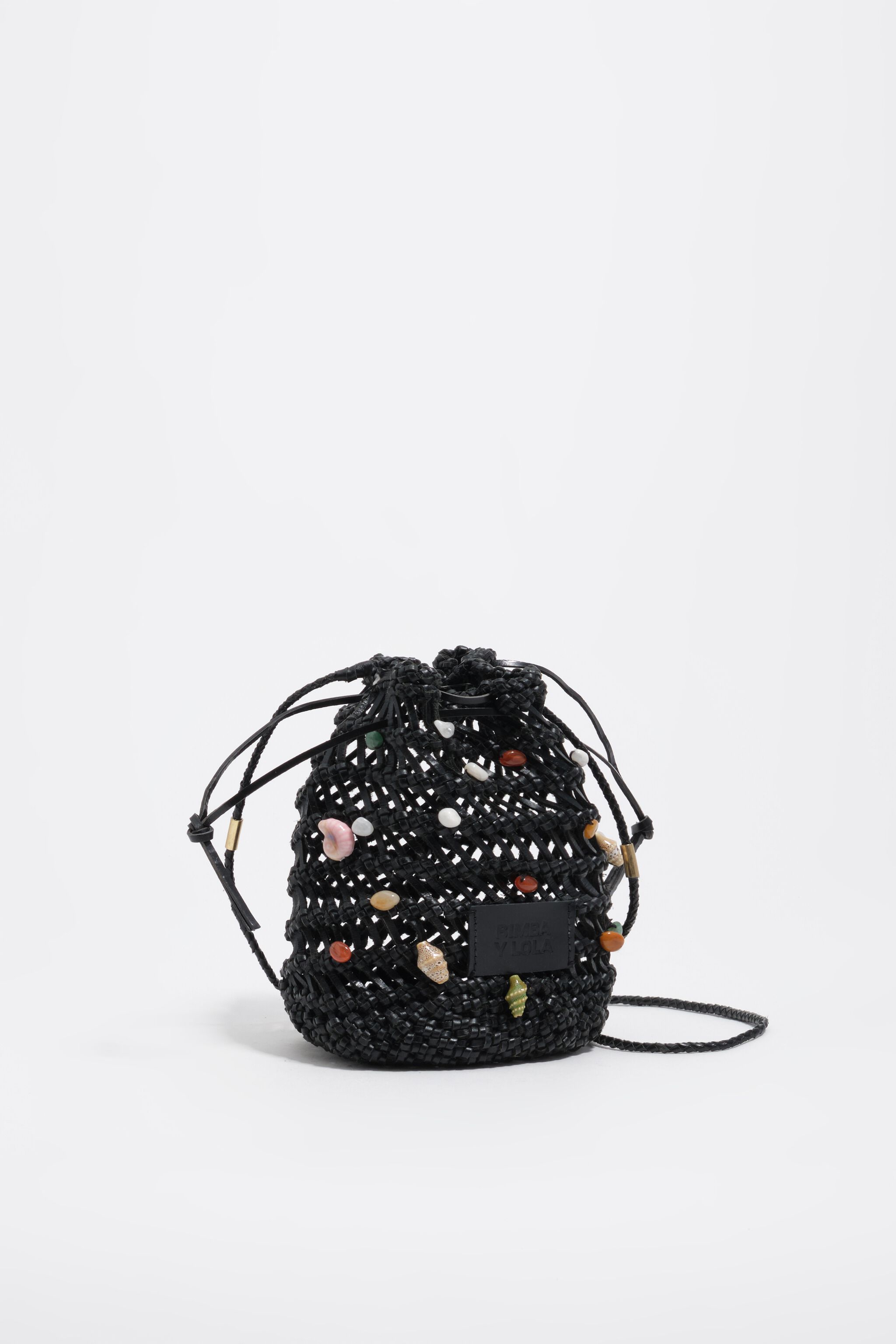 Bolso bandolera mini negro en cuero trenzado con piedras naturales