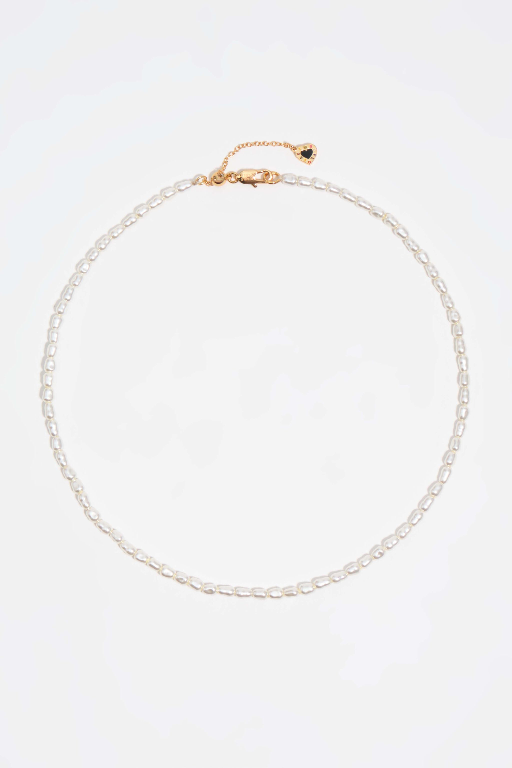 Cadenas de oro y collar de perlas
