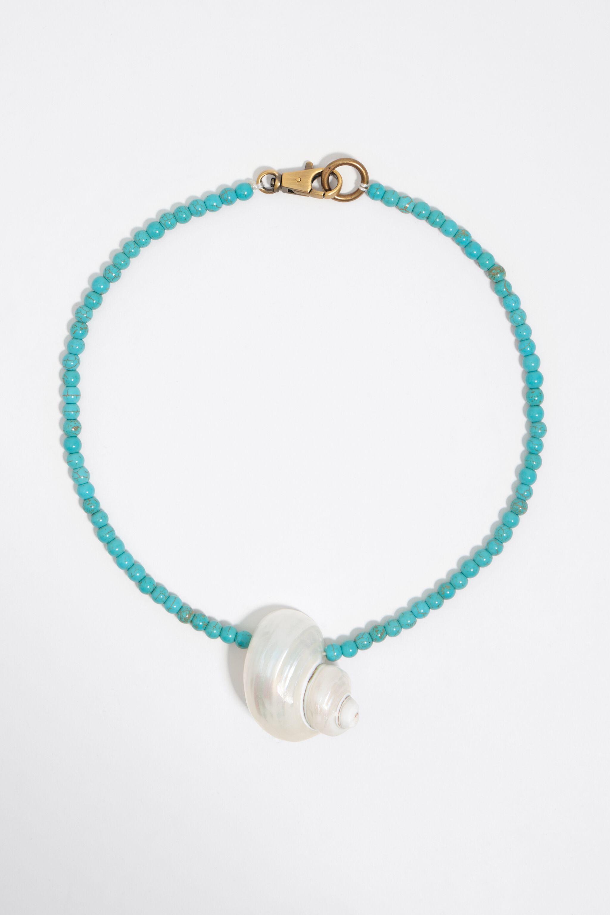 Collar con conchas marinas naturales y piedras turquesa