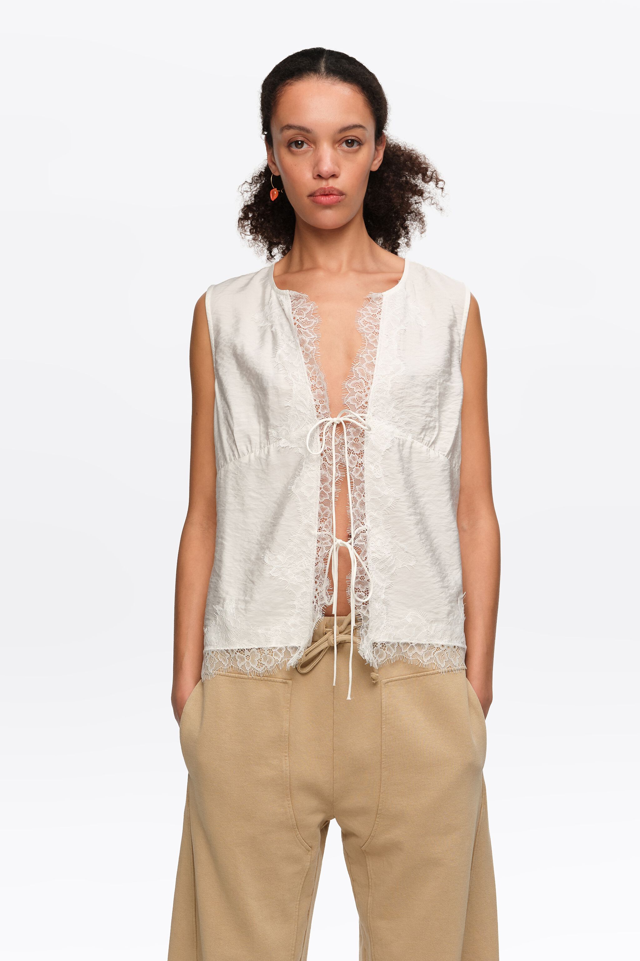 Camisa blanca de mangas cortas con encaje y cordones