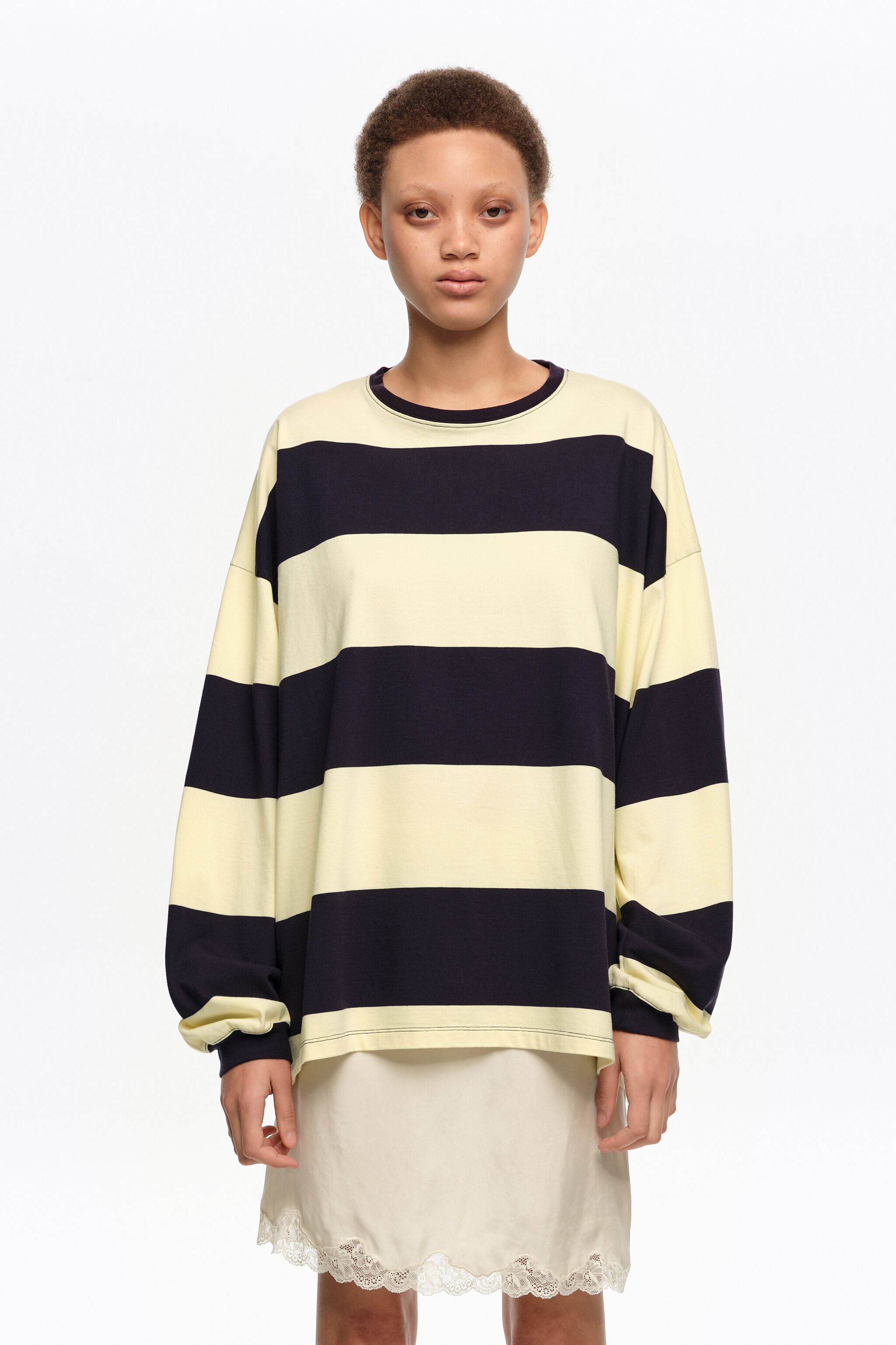 Camiseta oversize con rayas azules y amarillas
