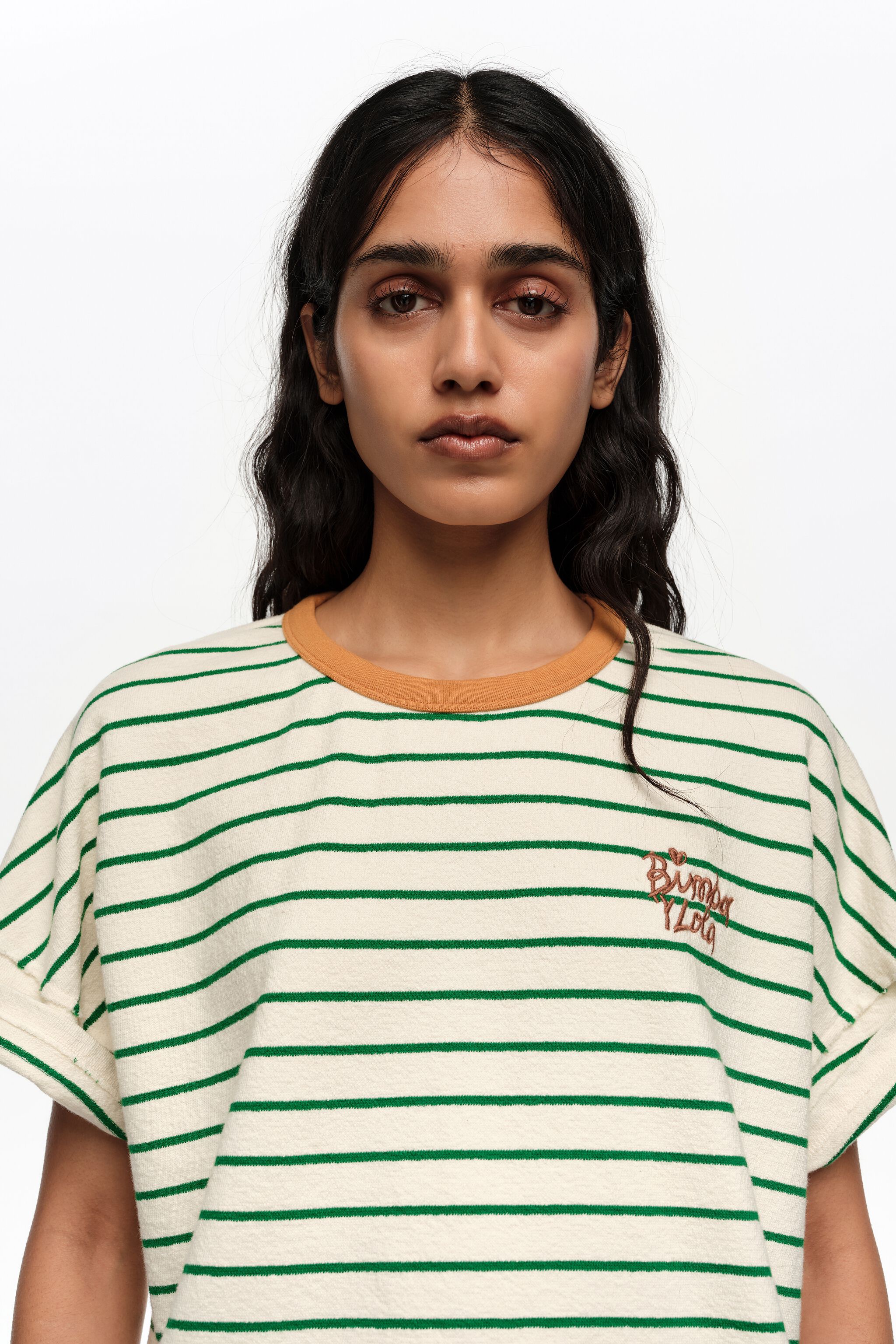 Camiseta de rayas verdes con ribete de contraste