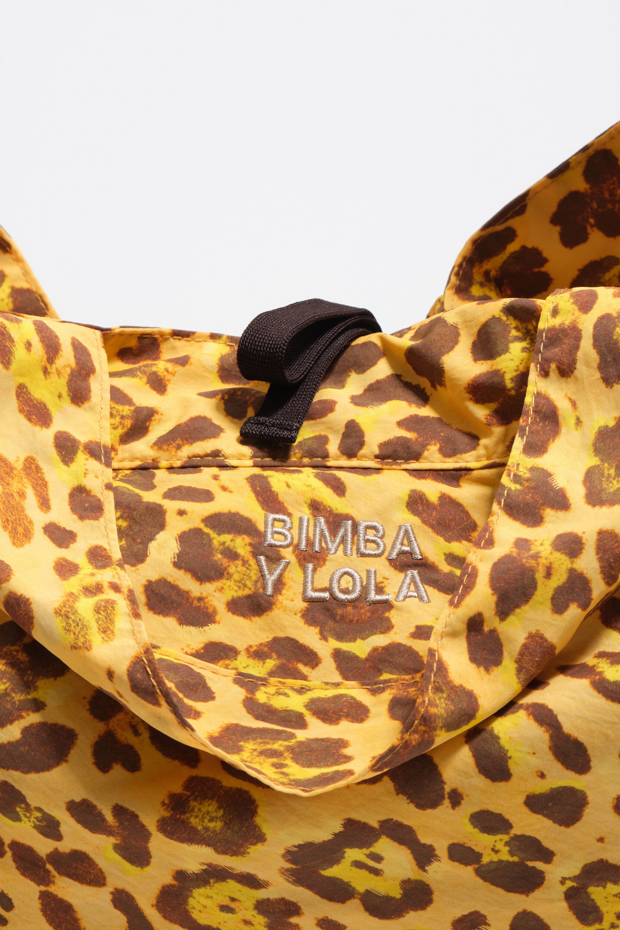 Bolso shopper de nailon amarillo con estampado de leopardo