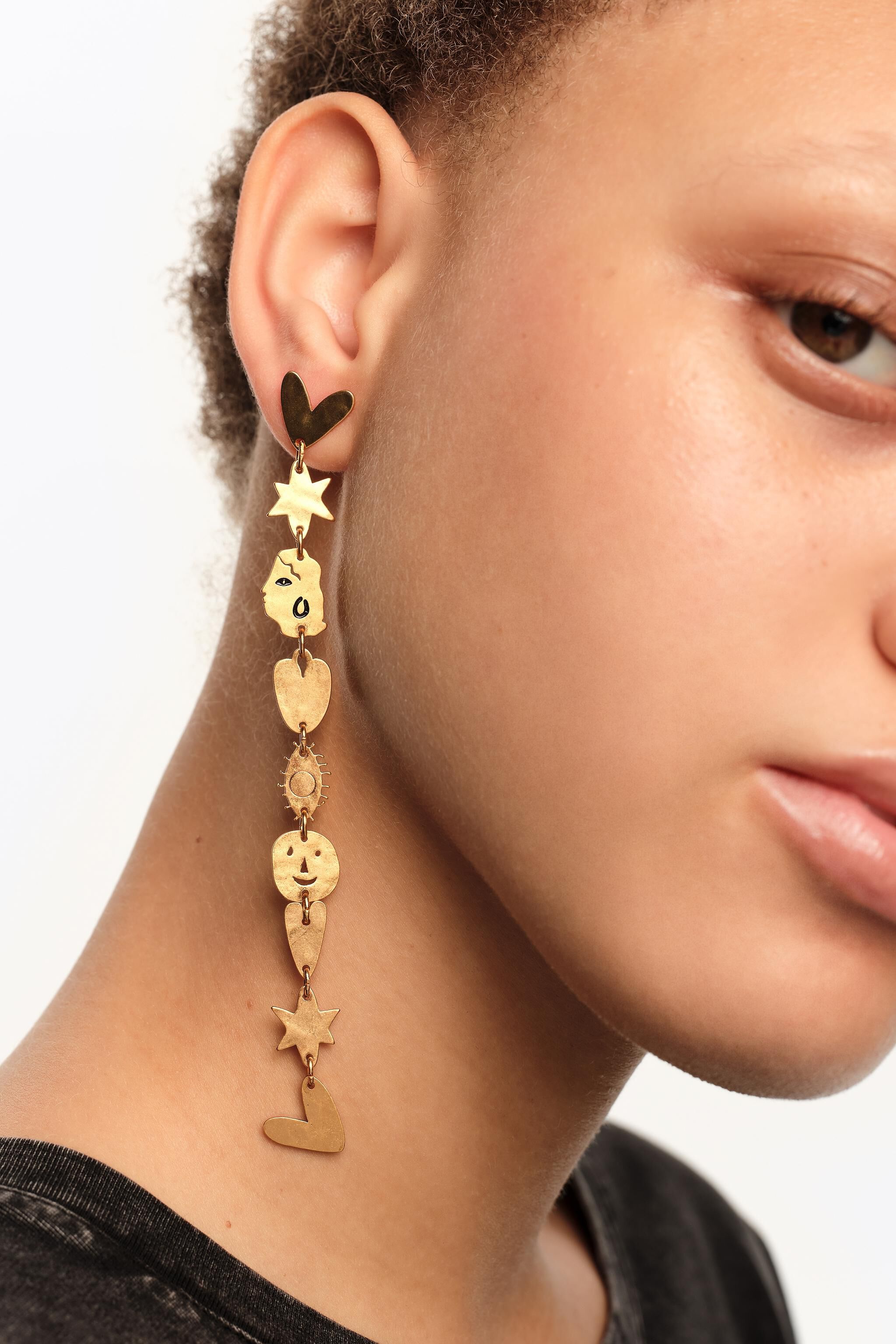 Auriculares de silueta metálica en dorado mate