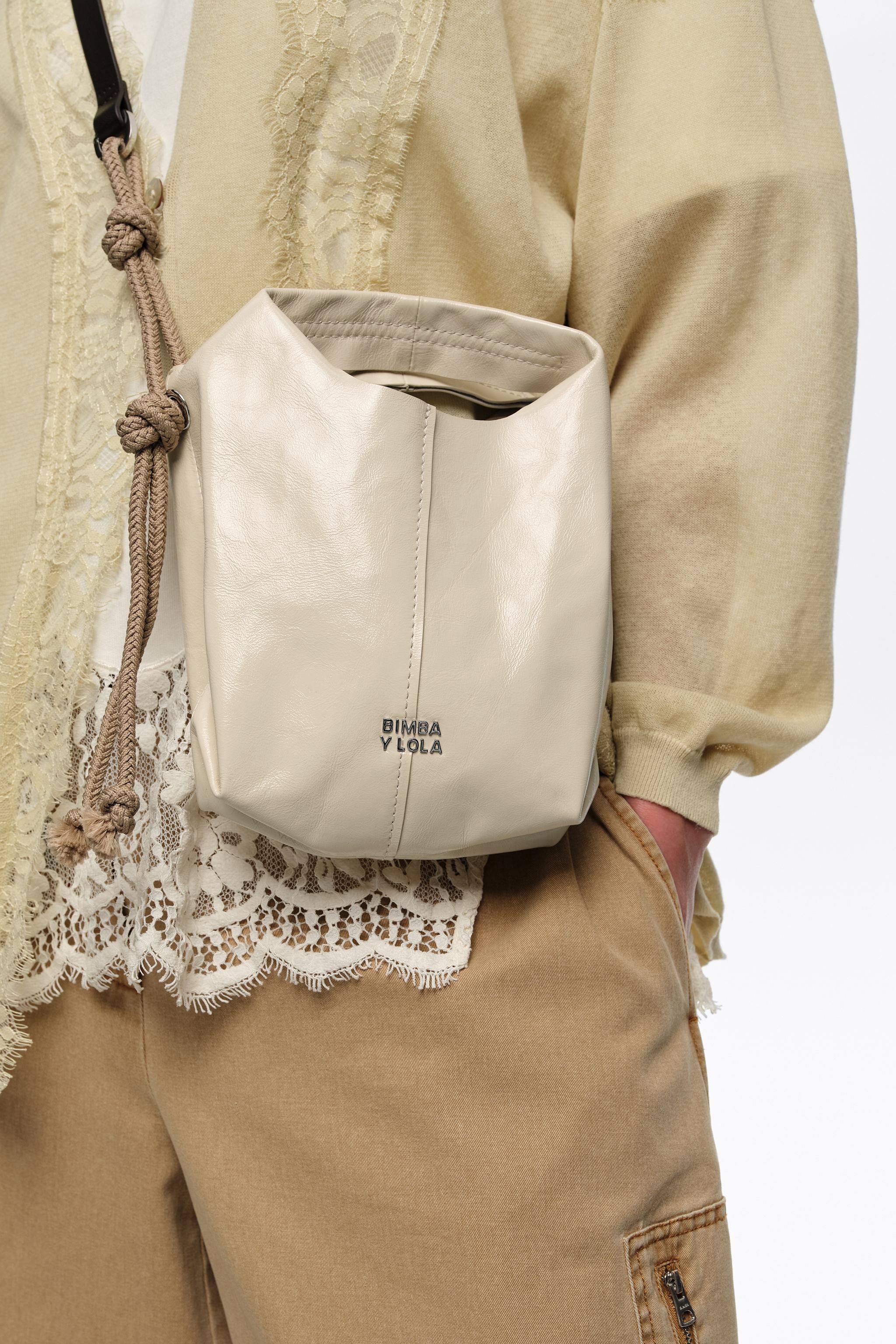 Bolso mini de cuero brillante