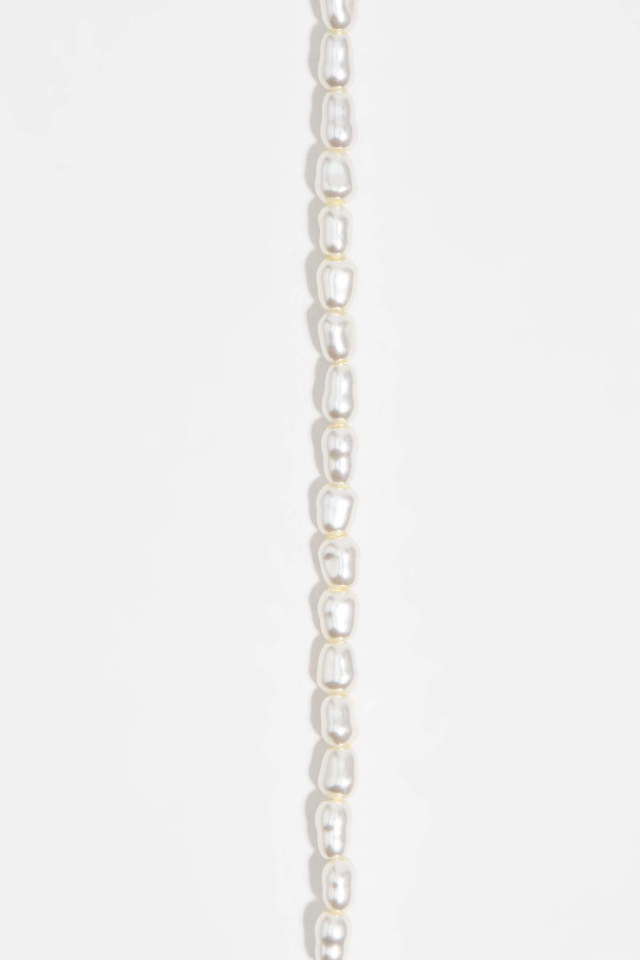 Cadenas de oro y collar de perlas