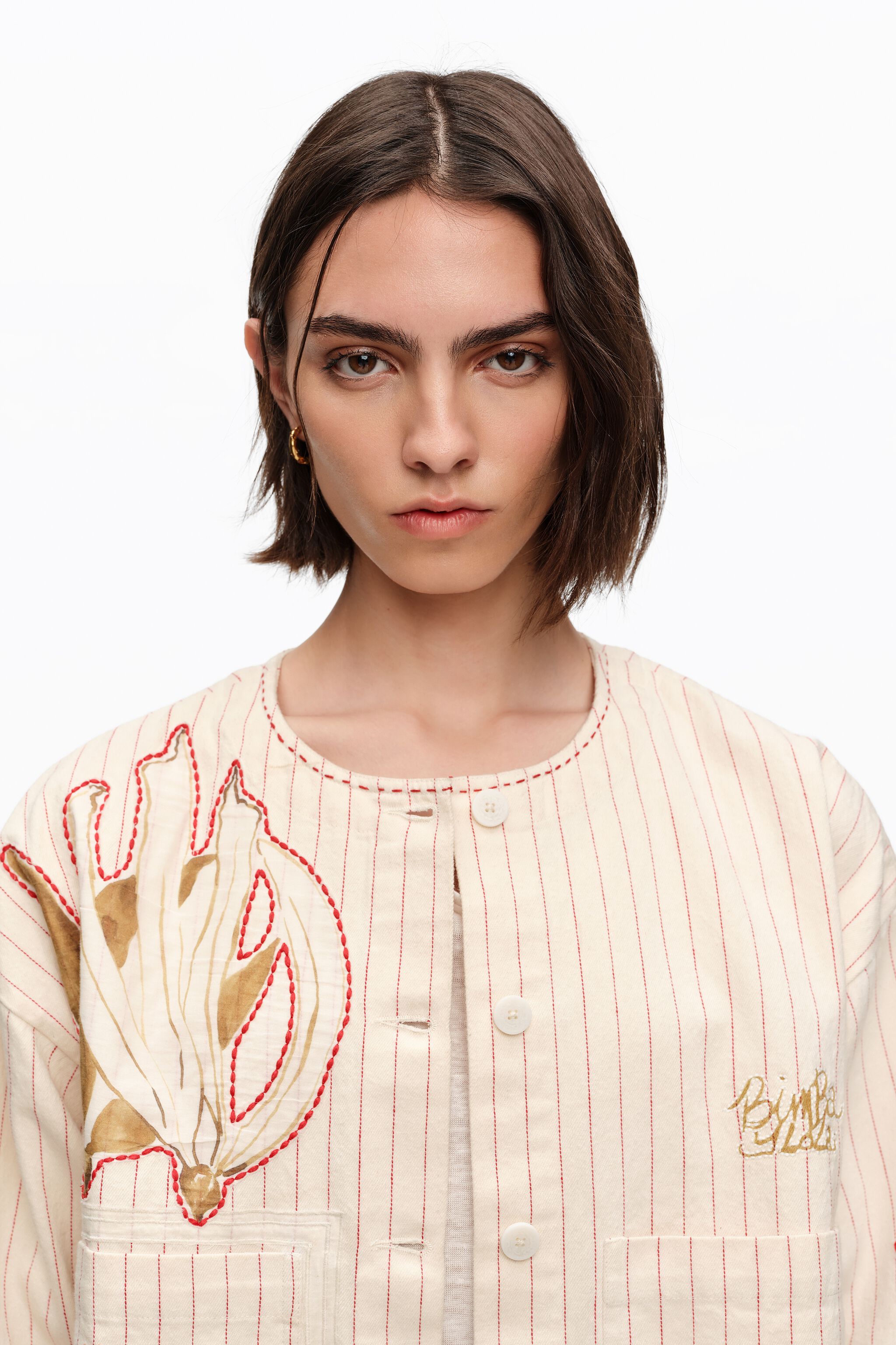 Chaqueta ivory con puntadas y estampados de rayas