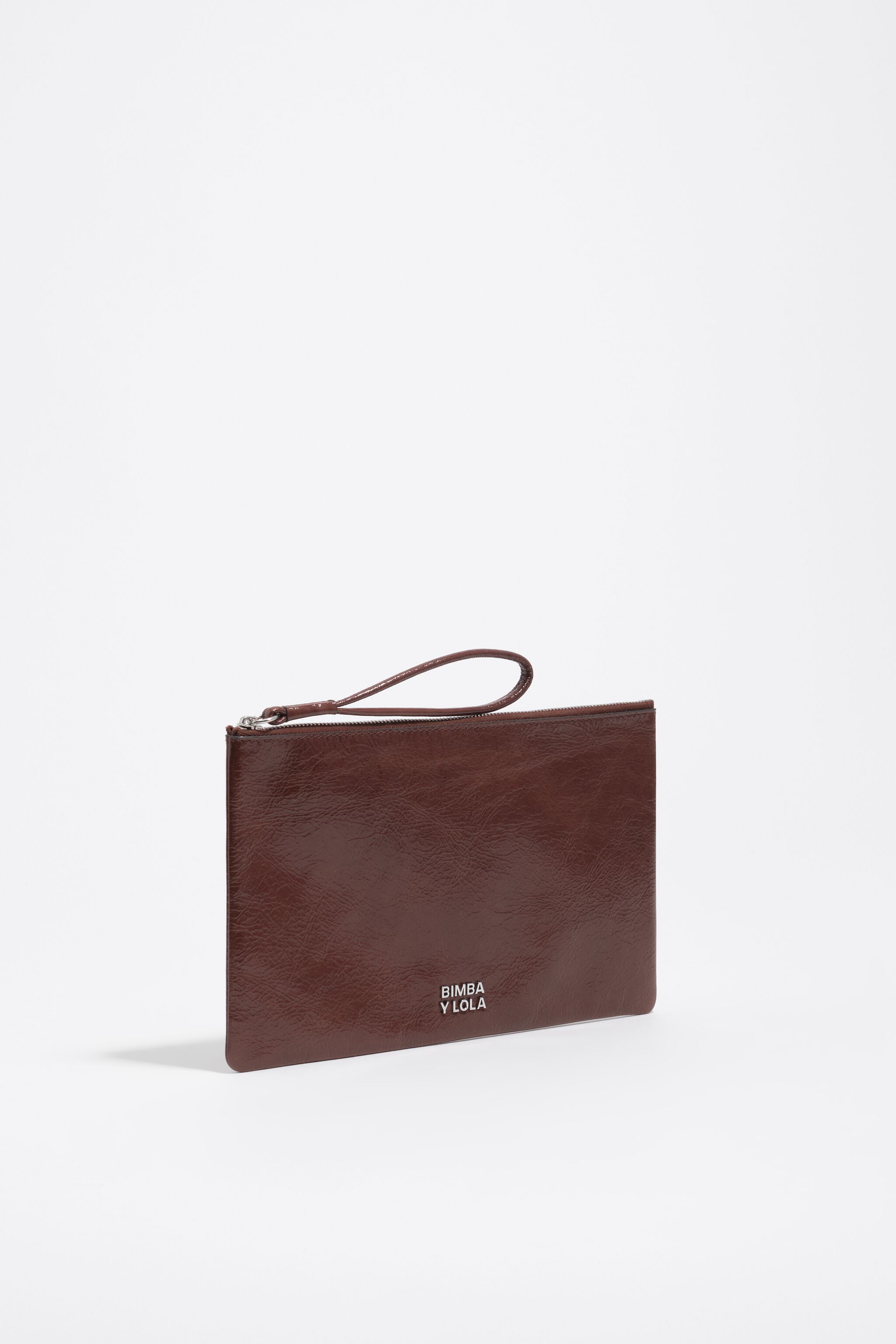 Bolso de mano de cuero con acabado medio brillante moca