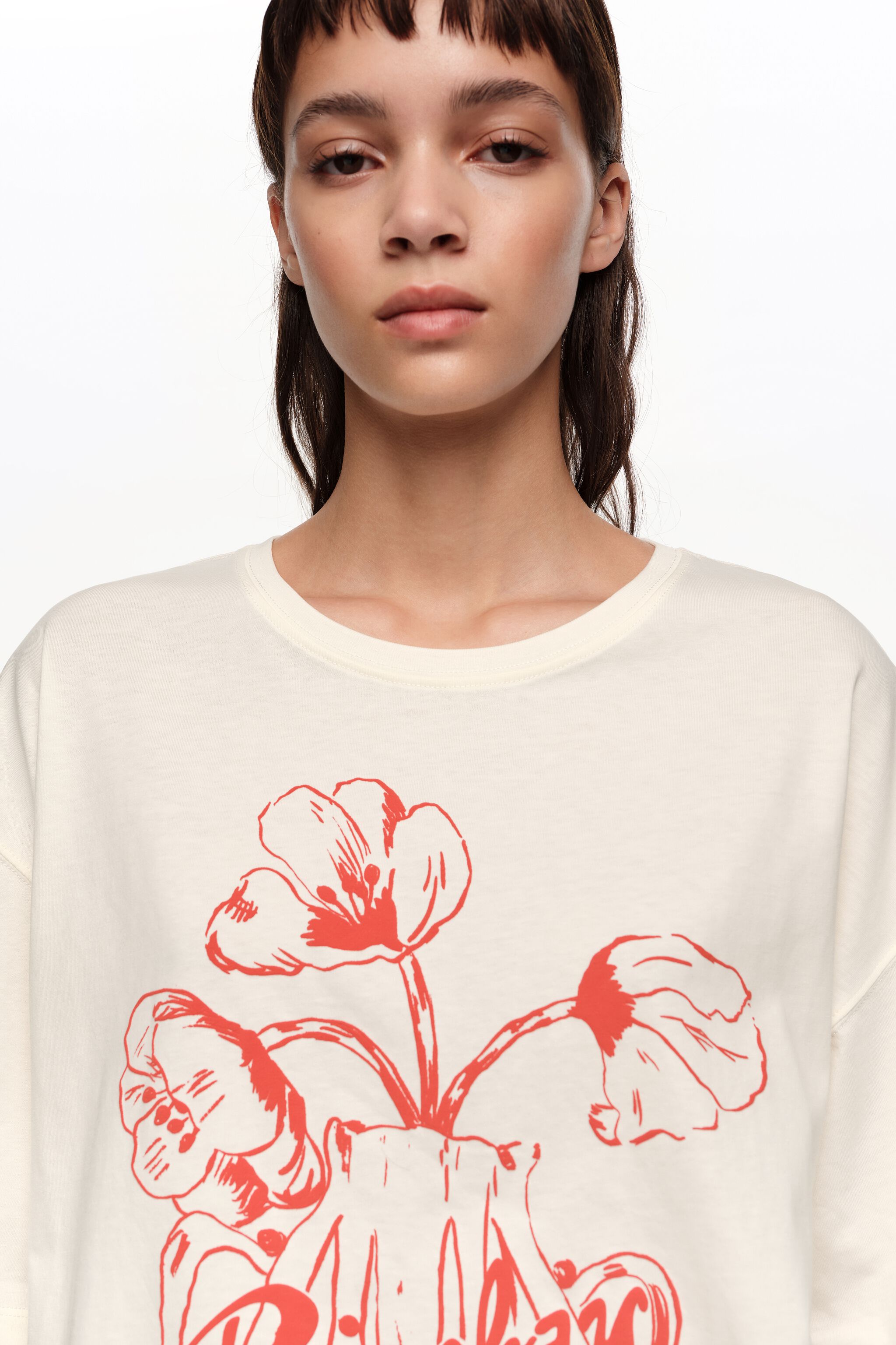 Camiseta blanca con logo floral estampado