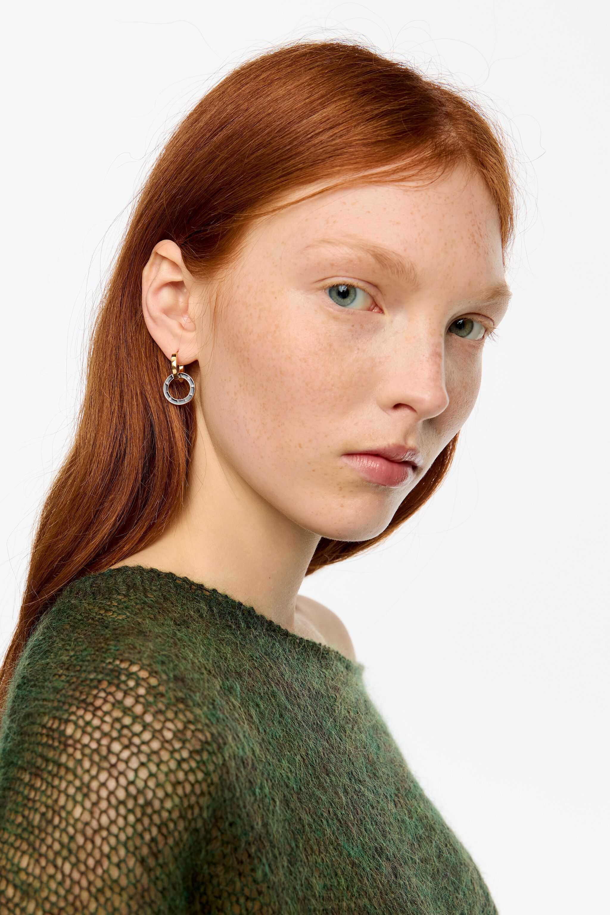 Aretes de doble aro con logotipo negro