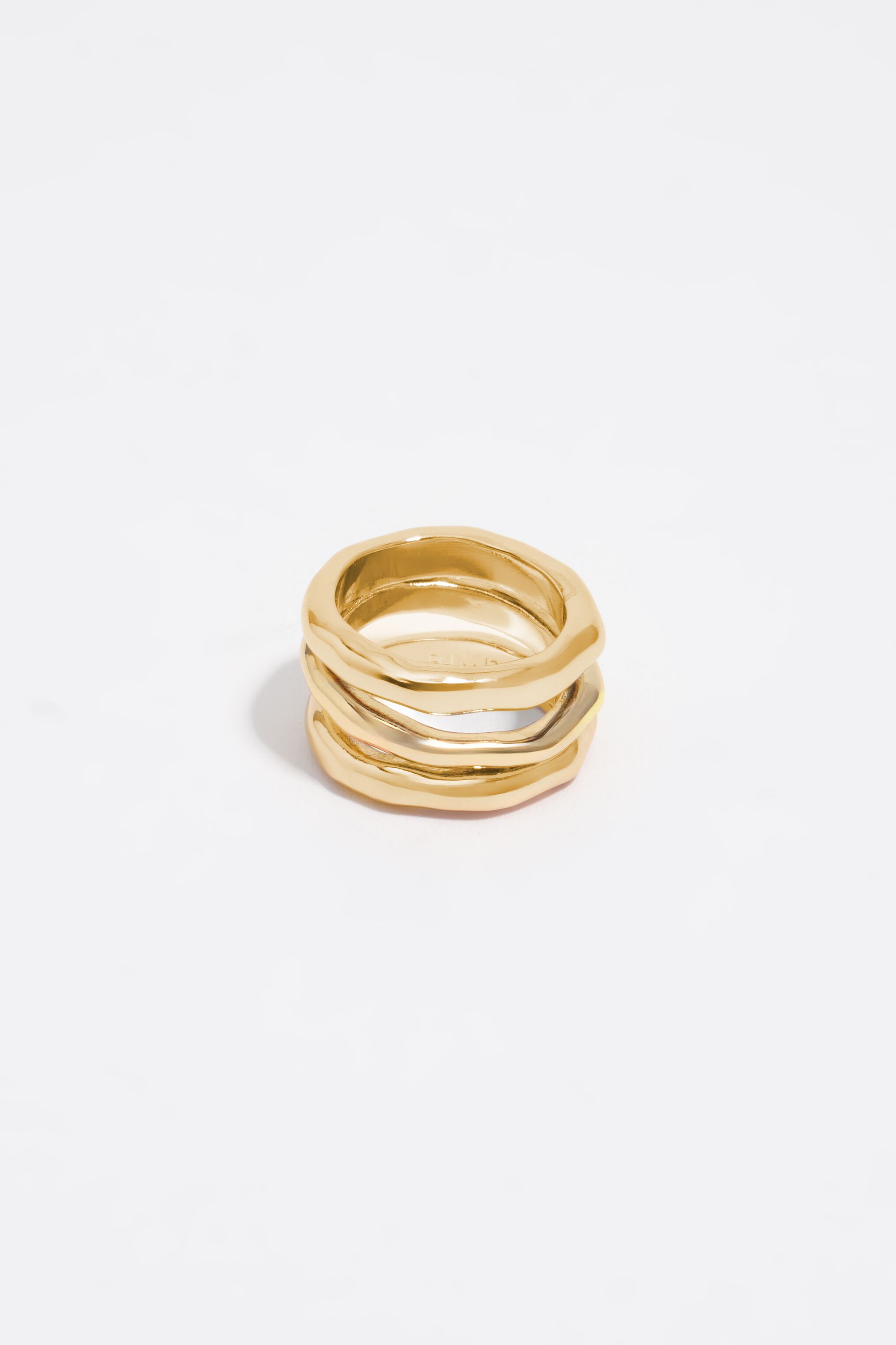 Anillo de tres bandas con acabado mate dorado texturizado