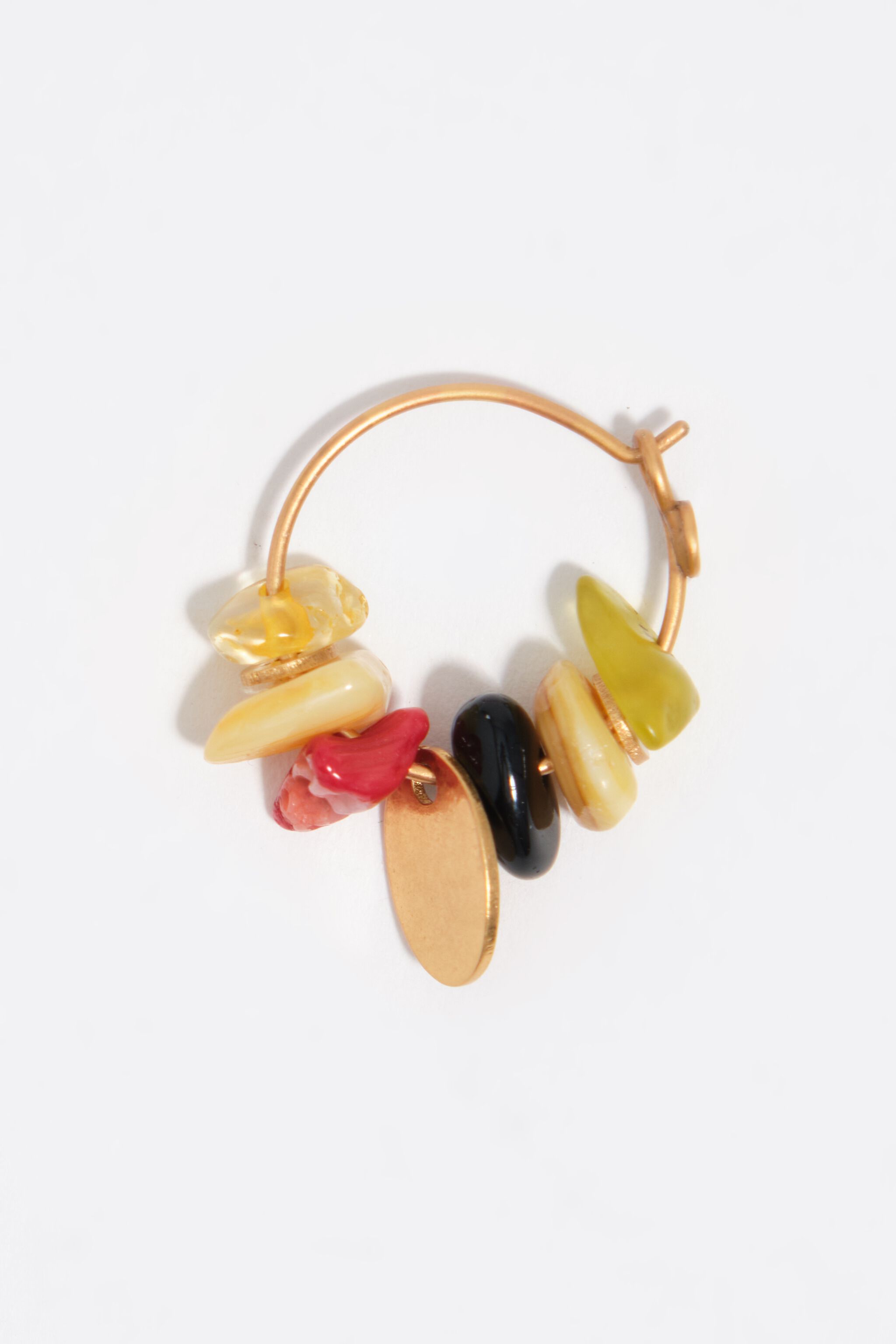 Aretes de aro con piedras y textura metálica en oro envejecido