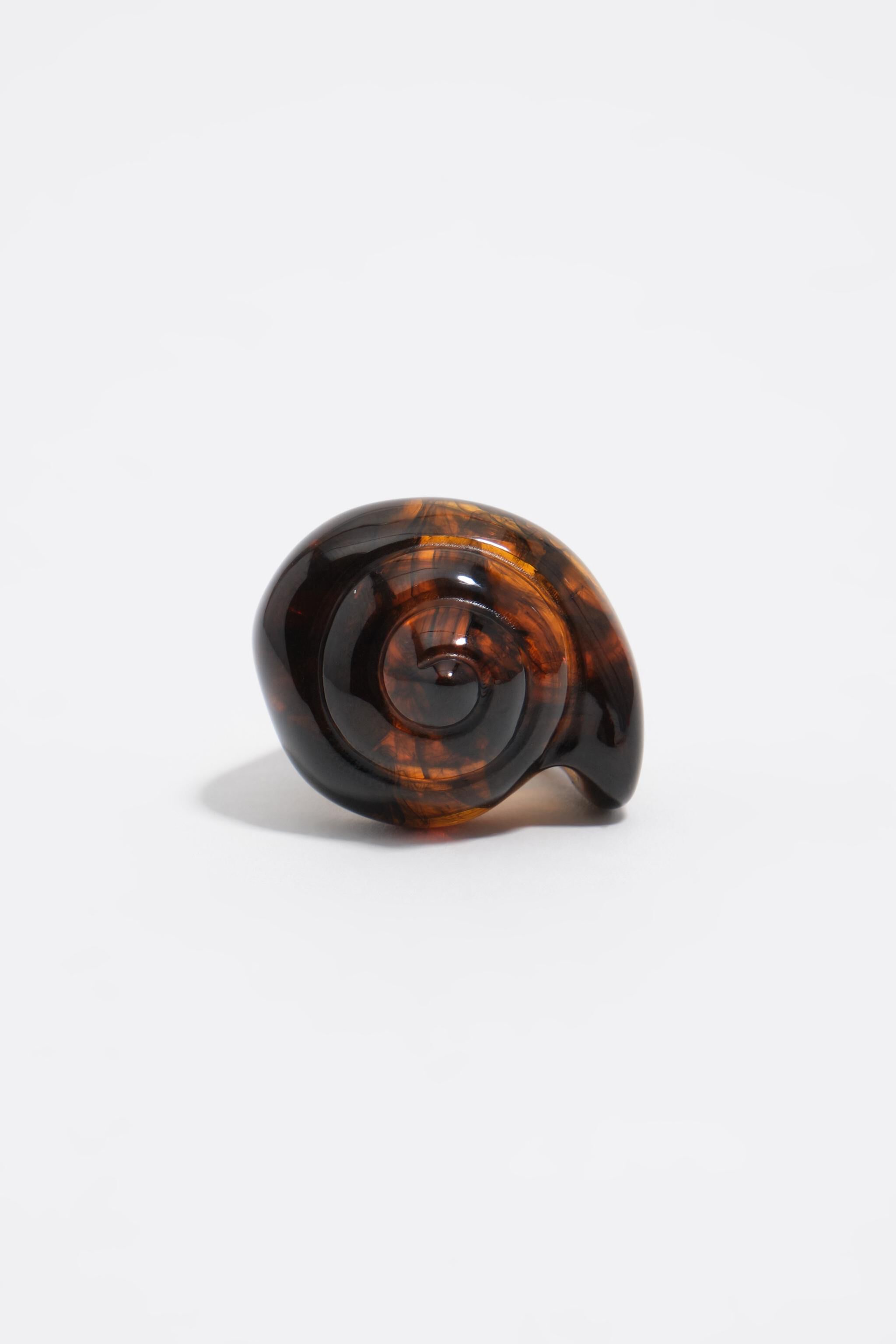 Anillo de concha de resina ámbar
