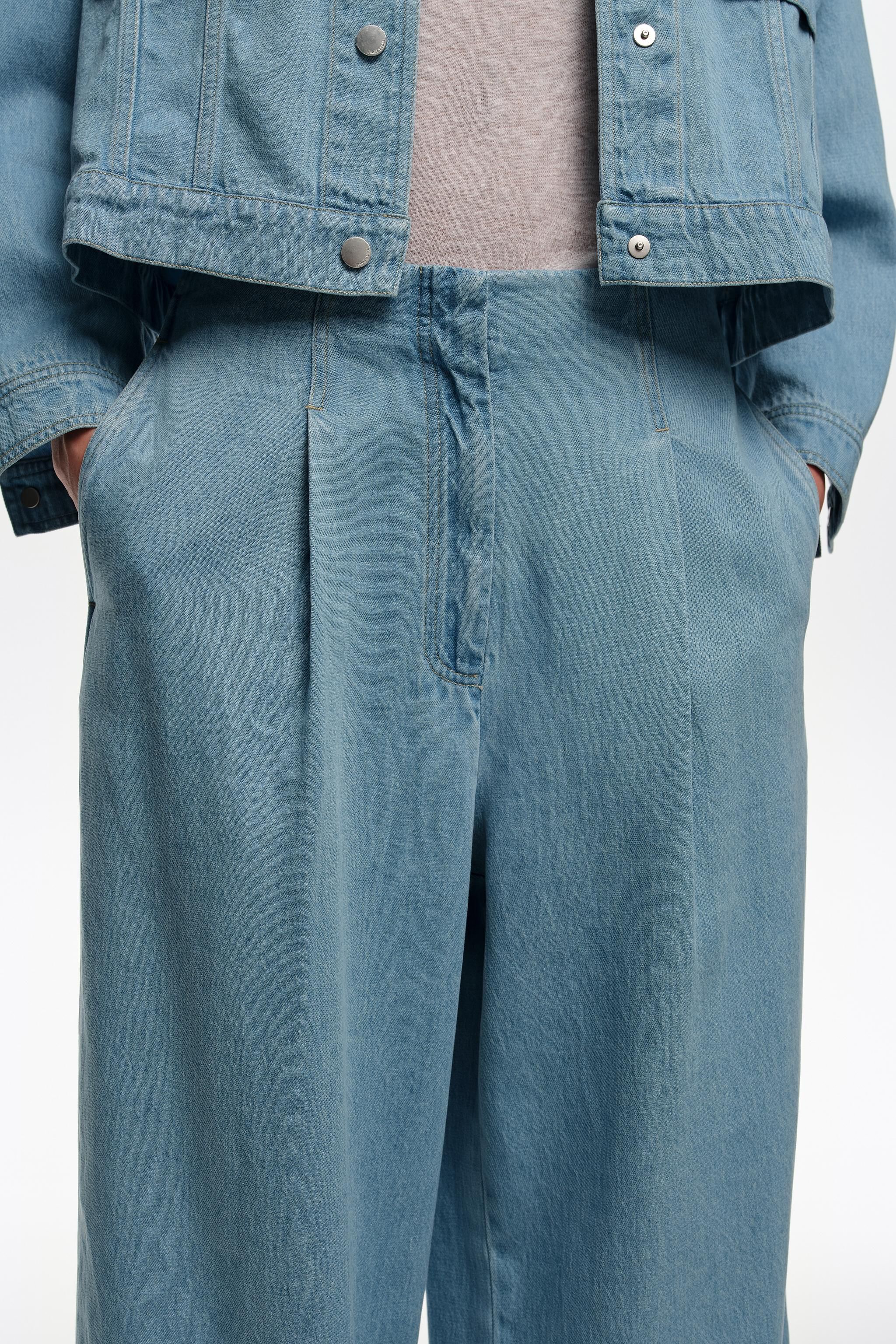 Pantalones rectos de denim fluido azul claro con pliegues