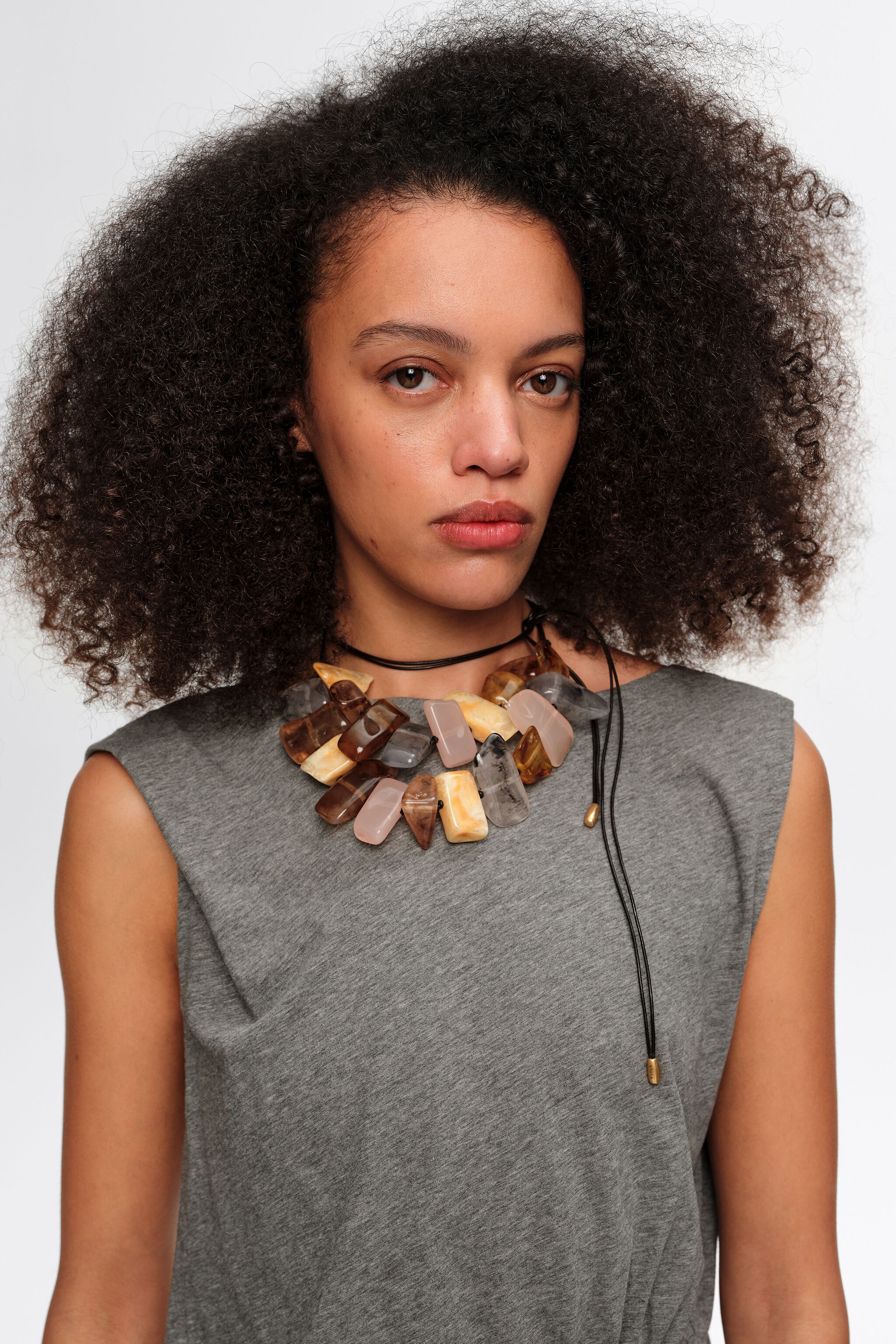 Collar de resina con efecto ámbar