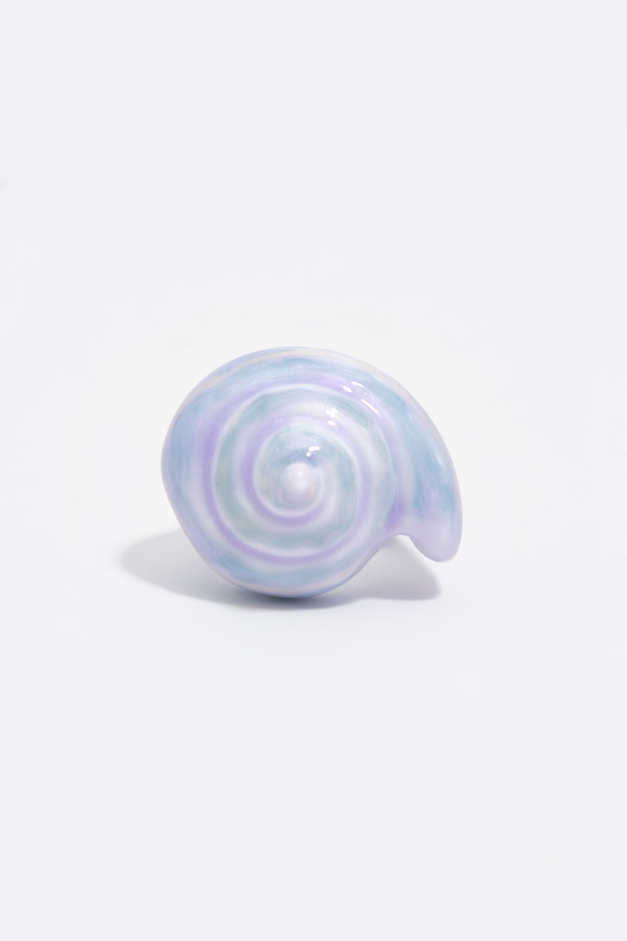 Anillo de concha de mar de resina esmaltada azul