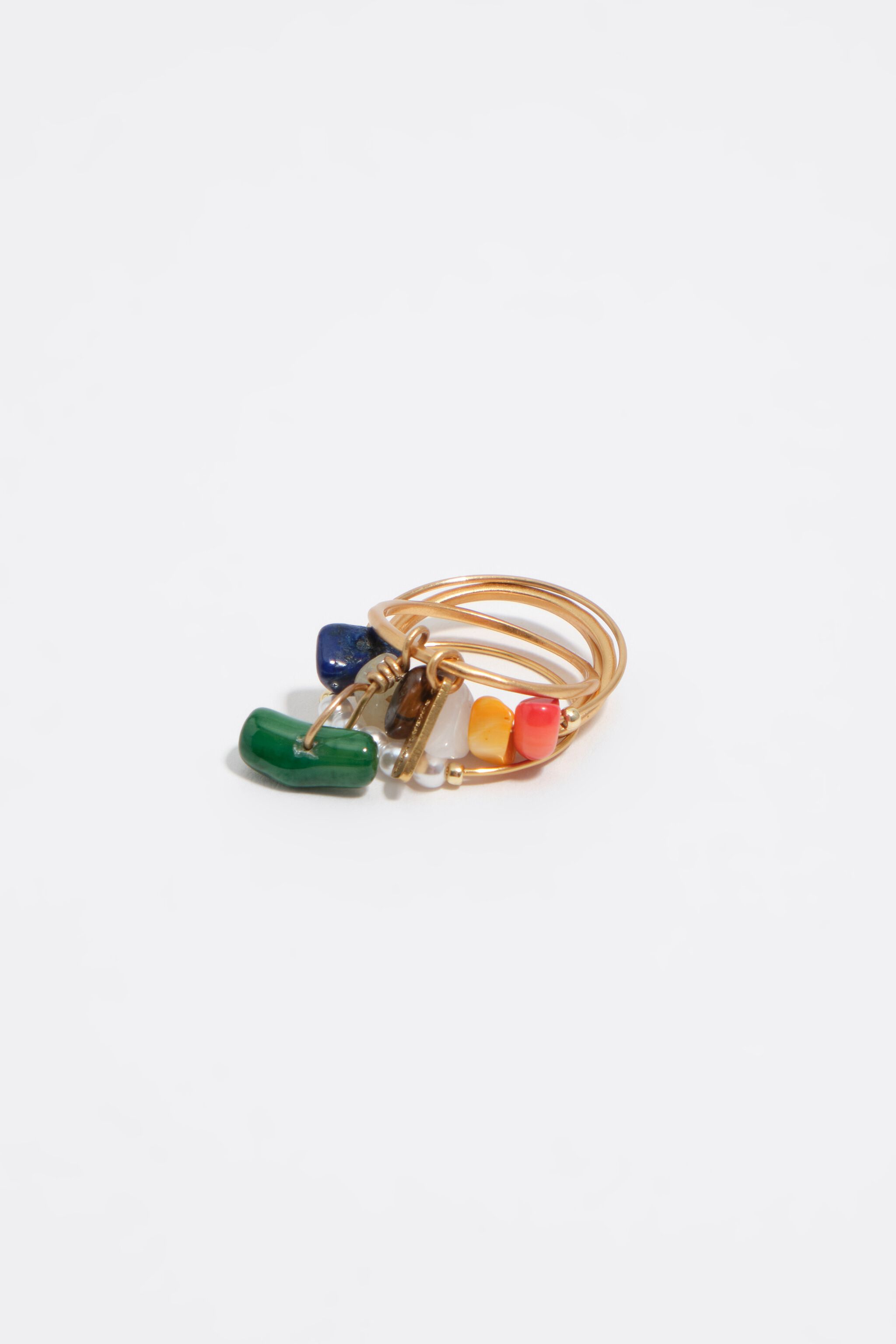 Conjunto de anillos mate dorados con piedras y perlas