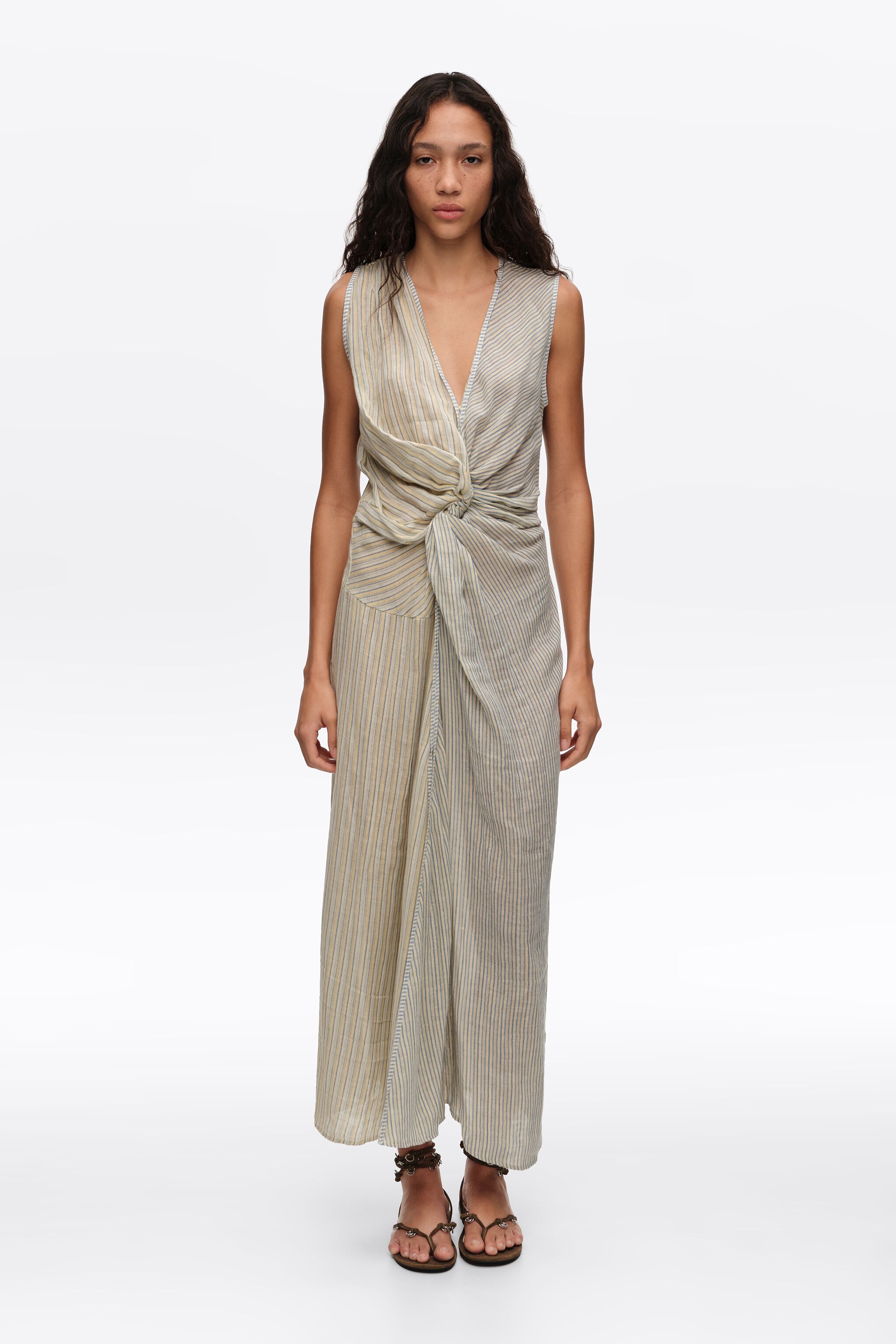 Vestido azul con rayas y pliegues con nudo
