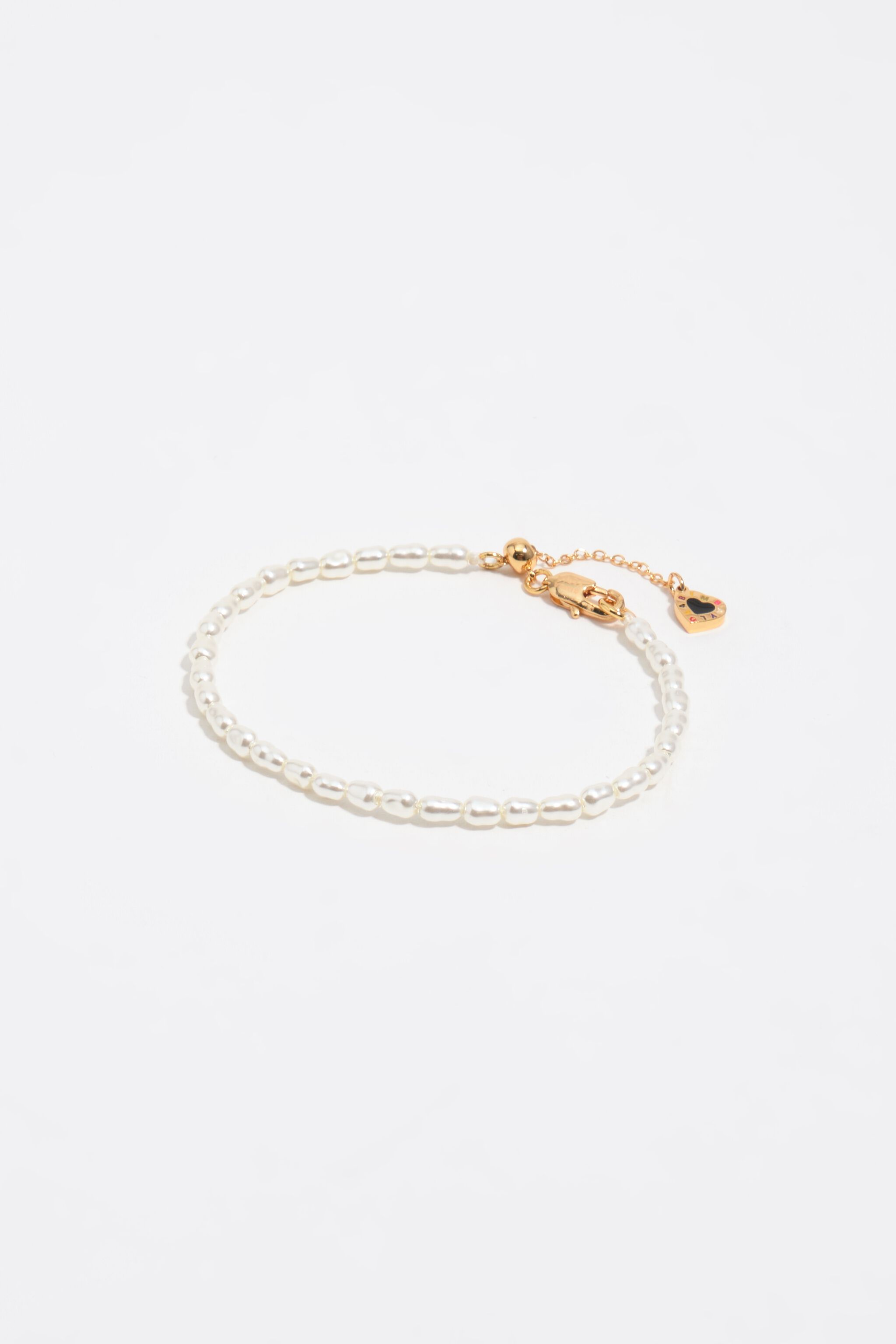 Pulsera de perlas con logotipo de corazón negro