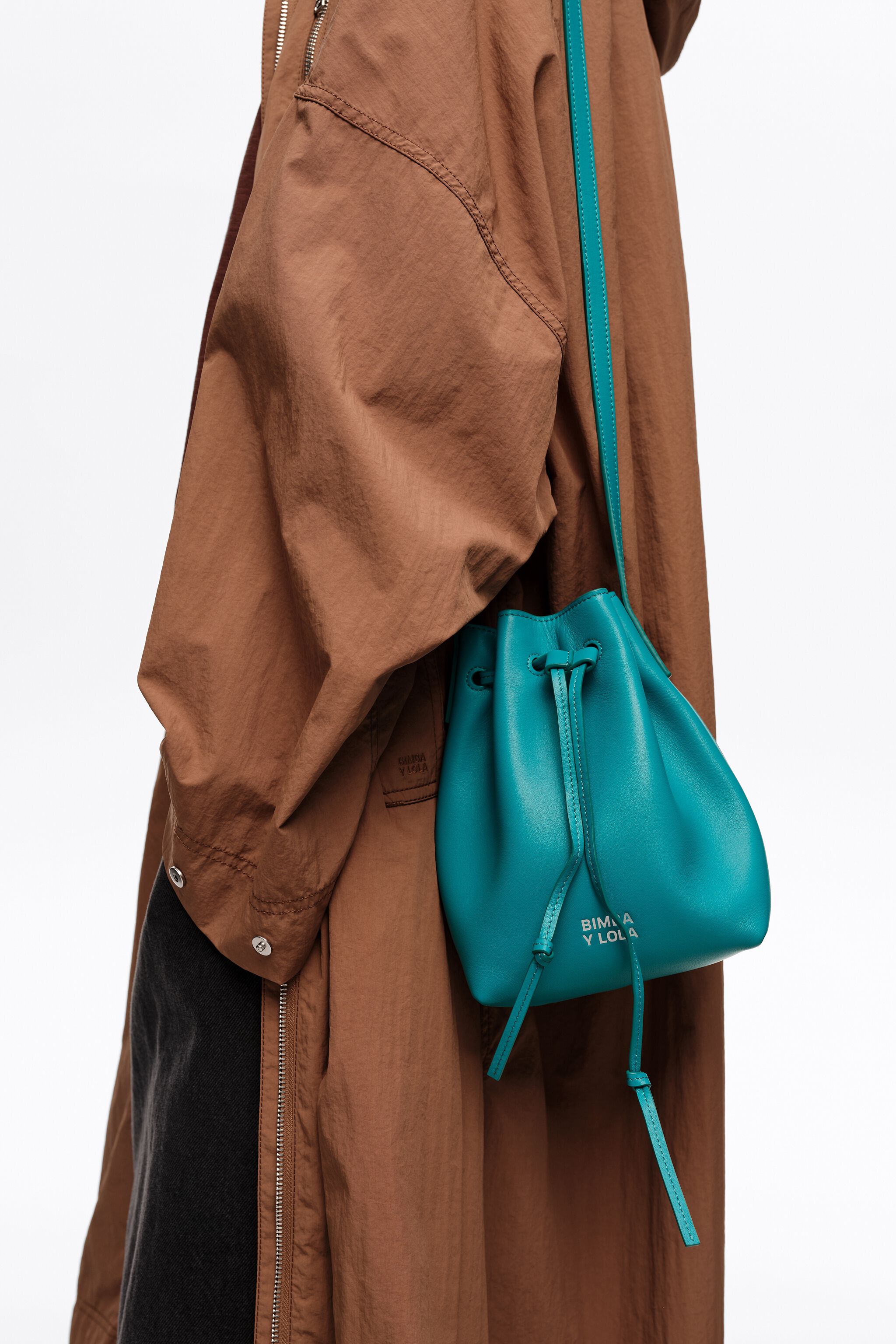 Bolso de mano pequeño de cuero verde tropical