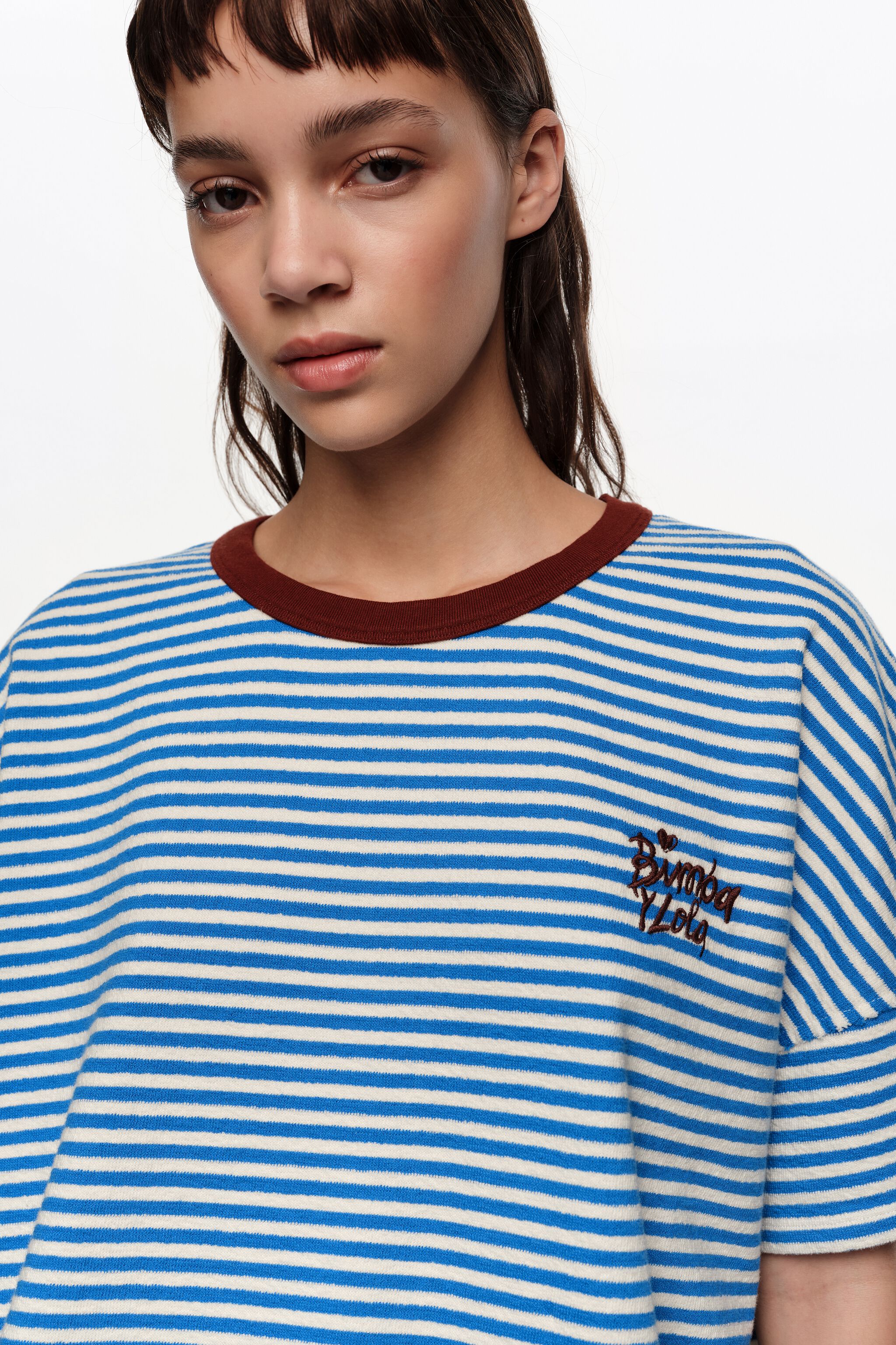 Camiseta con ribete de contraste a rayas azules