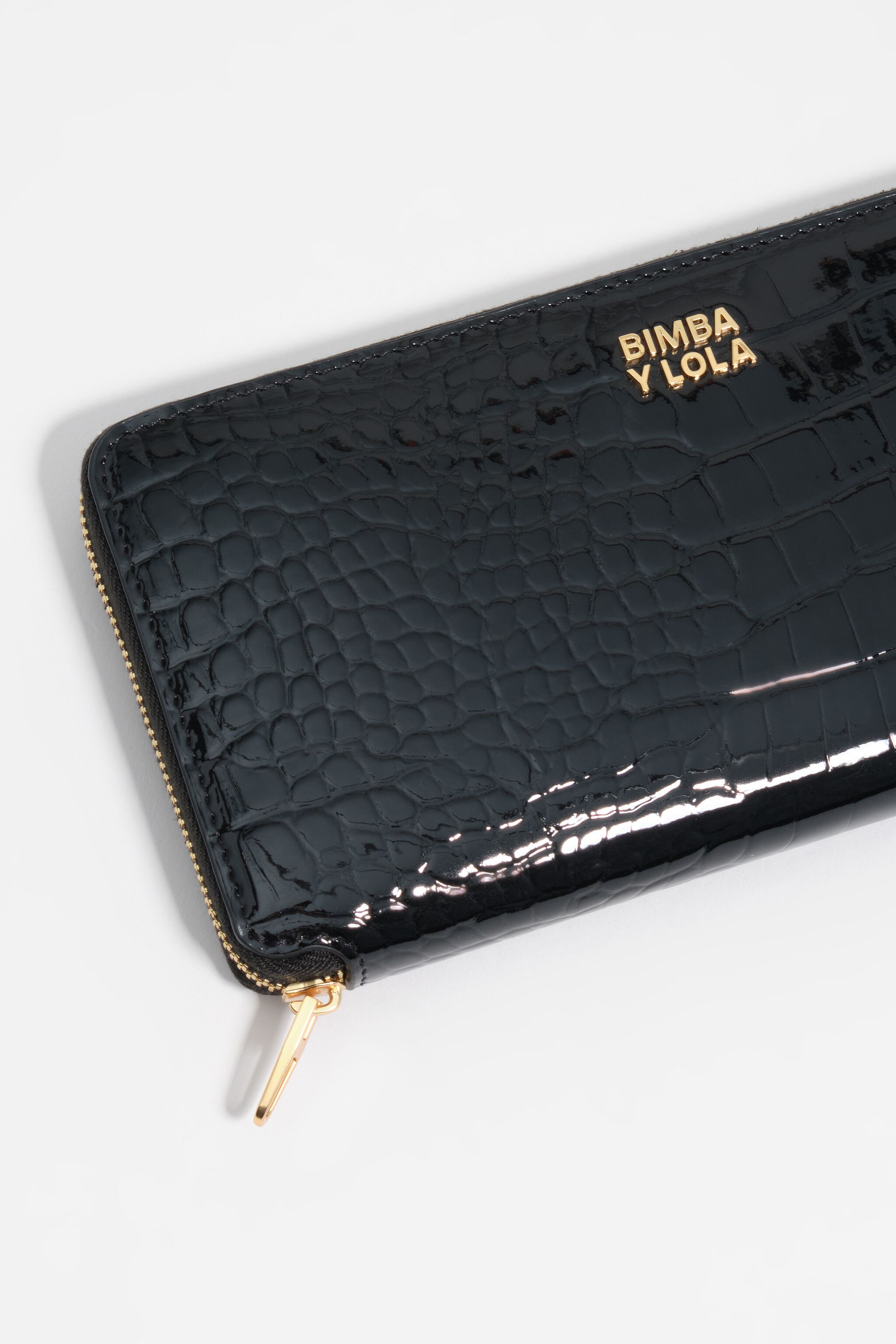 Cartera de cuero negro con relieve de cocodrilo
