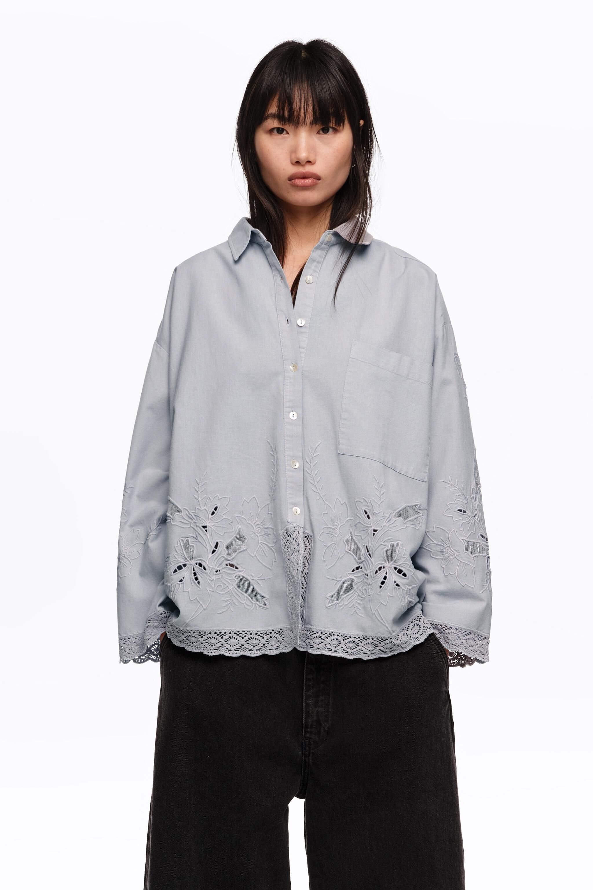 Camisa azul claro de corte recto con bordado