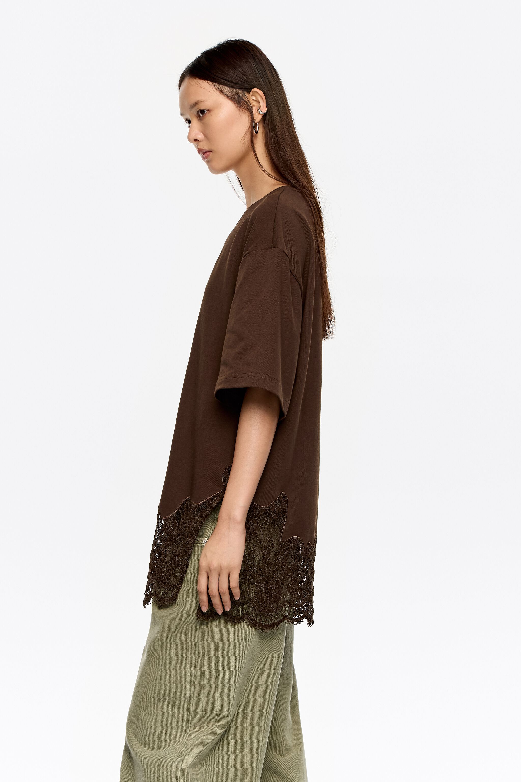 Camiseta de encaje marrón oscuro oversize