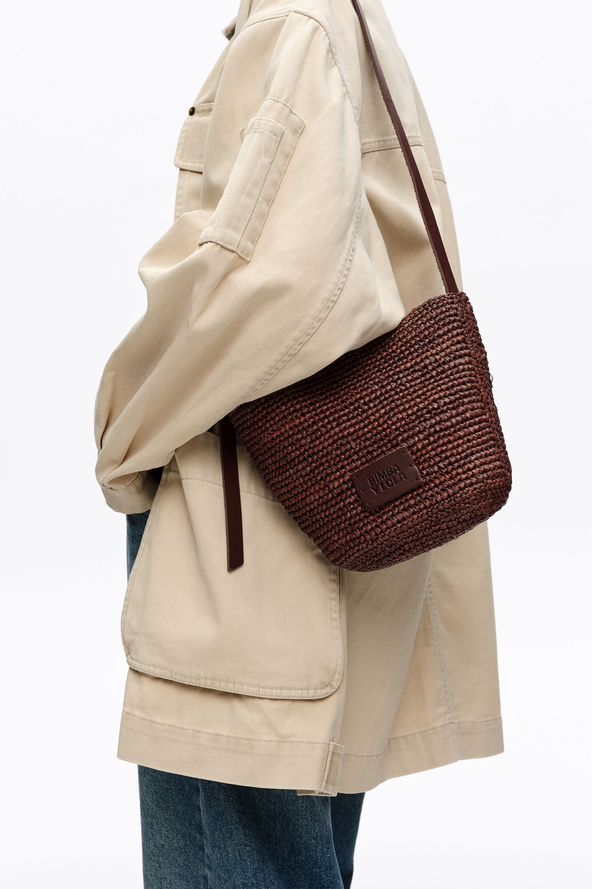 Bolso tejido de rafia de nuez pequeño