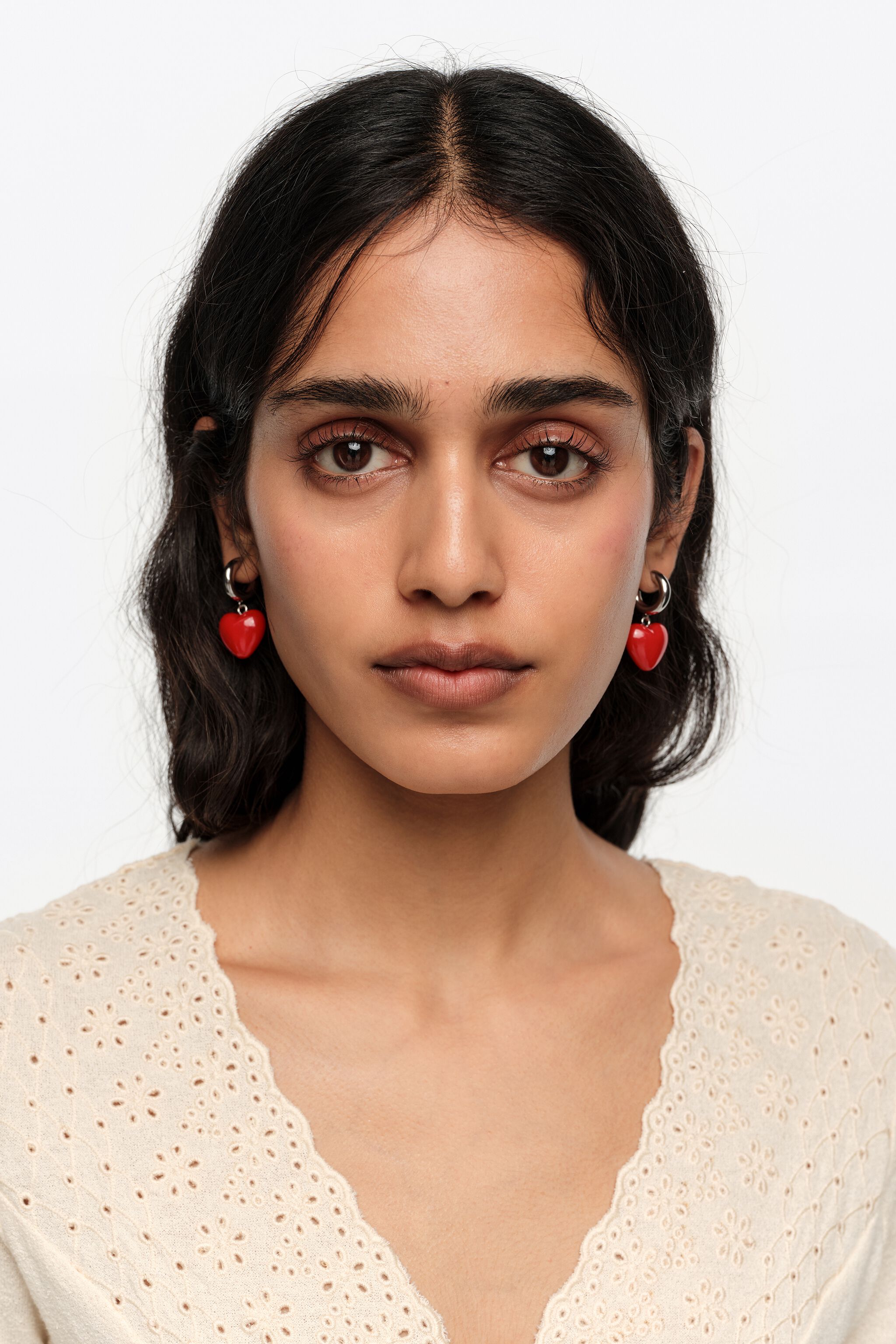 Aretes de aro plateado y corazón rojo