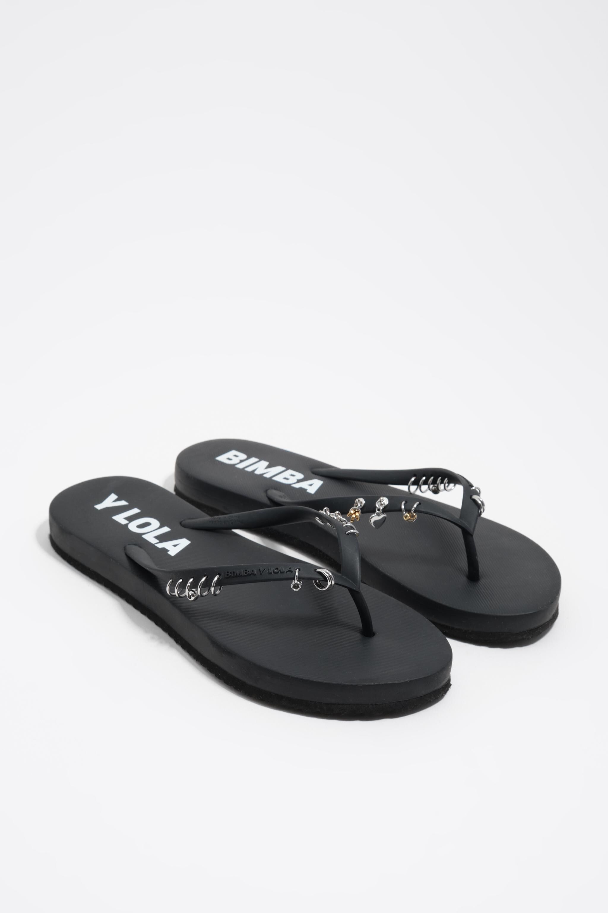 Chancleta negra con perforaciones