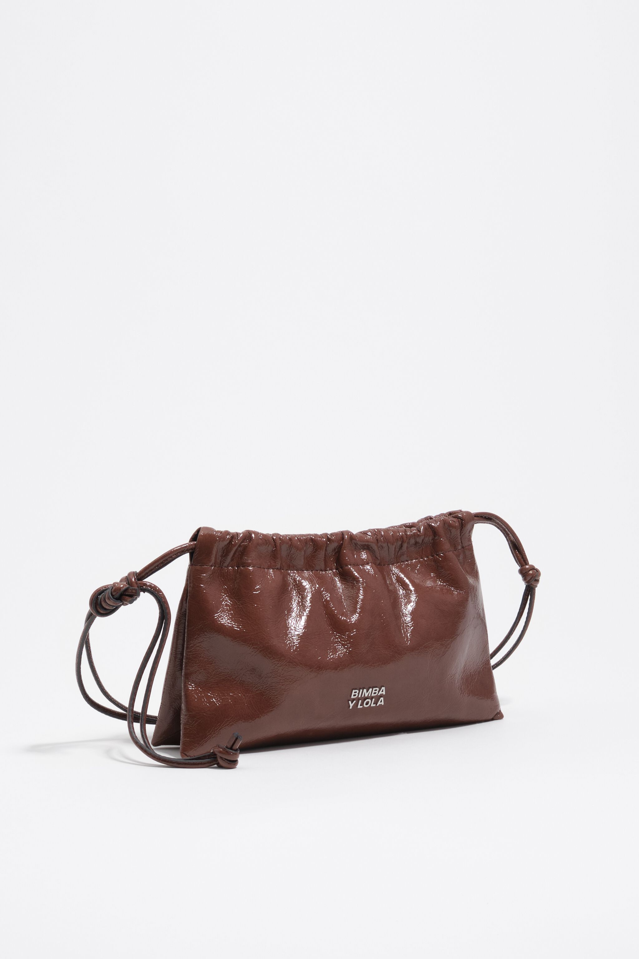 Bolso mini de cuero brillante moca