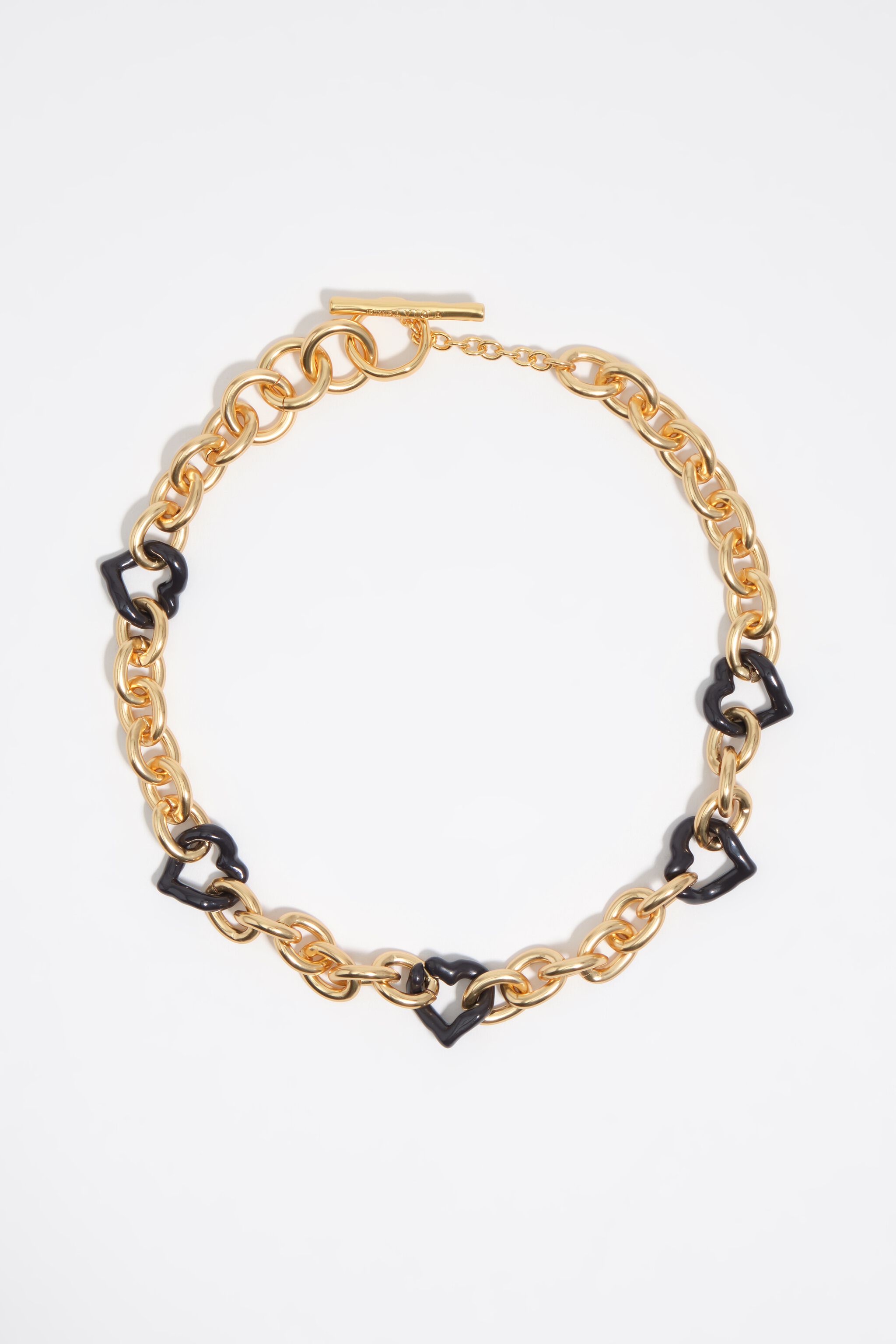 Collar de corazón con textura dorada y esmalte marrón
